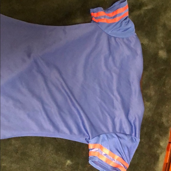 Size: Women Small Superman shirt - Picture 3 of 3